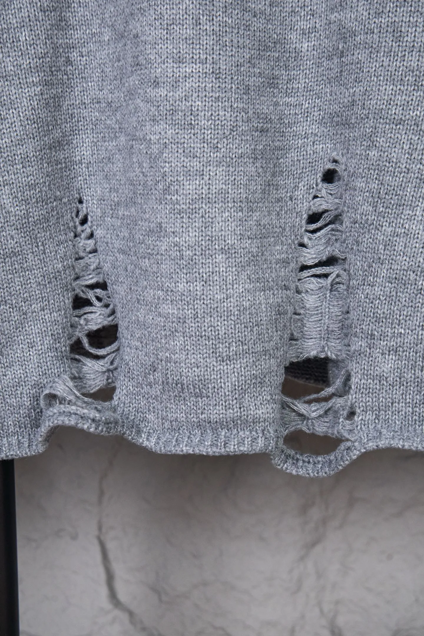 P250 Chrome Hearts CH Chrome Hearts Patch Cross Hole Knitted Sweater Pullover. The popular style is the same for men and women. It is matched with black and white. It looks good in real life. It looks good on the upper body. It looks good in daily wear. It is even more photogenic. It’s hard not to buy it. Buy it for me!!! Believe me, no one can refuse such a machine-length Chrome Hearts jacket. It has expanded the version based on the old version. The upper body is loose and stylish. The casual design of the hem is expanded to make fat people slim down to the extreme. Slim people are limited to high-end and high-end. 10,000 yuan ZP printing. 1:1 perfect restoration. Looks good when worn alone. Both men and women can control it easily. If you care more about quality, you must also respect the price. It is completely different from the thin see-through bottoms that pill when worn. If the style makes you shine at a glance, then quality is what you should pay more attention to. Compared with price, what we focus on is quality. Customers who have received my products know all about it. ️️️ Sweaters on the market are generally made of bract yarn. We use modal. Compared with core-spun yarn, the advantages are very intuitive: high cost, high price, high density, relatively expensive for developers, allowing us to make a lot less money. In addition, the upper body is delicate, anti-pilling, and high-end. We are conscientious sellers. Quality determines the upper body effect. No matter how bad the quality, the best style is still the temperament of the urban-rural fringe. We only do long-term business. Quality determines character. Take it back and wear it with confidence and wash it. The quality of the pattern will definitely make your eyes shine. We only make the right version of high quality. We make high-end hard goods. Reject junk goods and reject fast food. Conscientious quality and conscientious price. You deserve it!  Color: Black White Gray Red Size: S M L